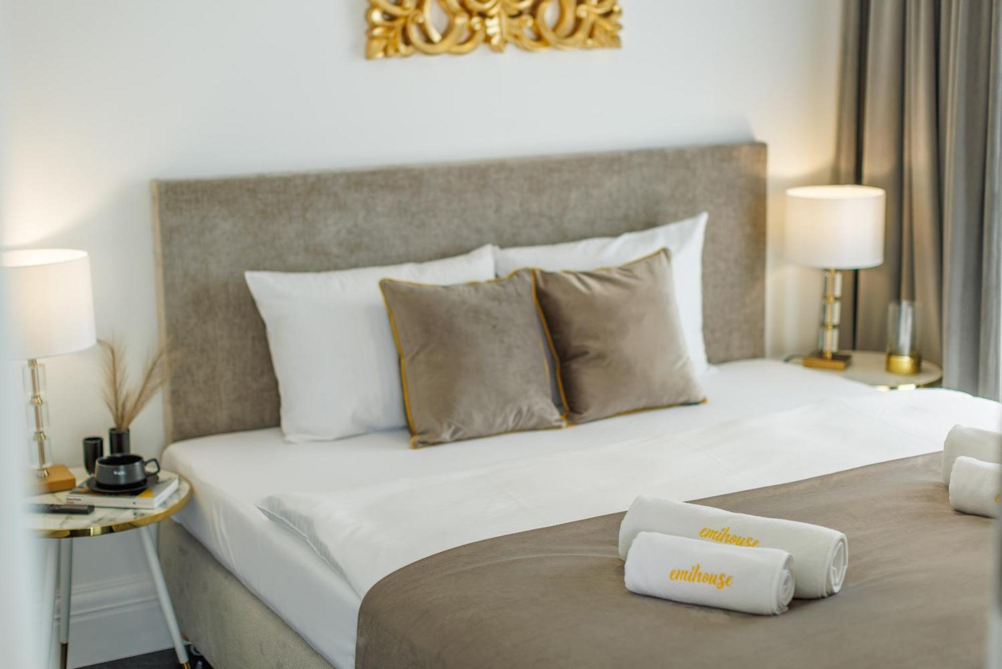 Emihouse Riverside Premium Apartments & Free Parking เชชูฟ ภายนอก รูปภาพ