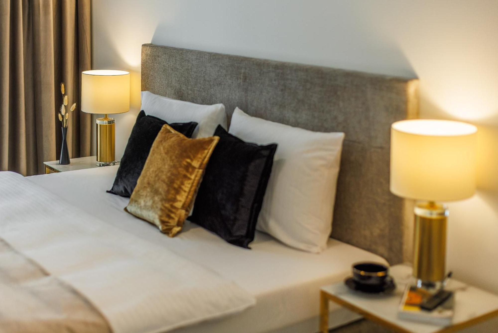 Emihouse Riverside Premium Apartments & Free Parking เชชูฟ ภายนอก รูปภาพ