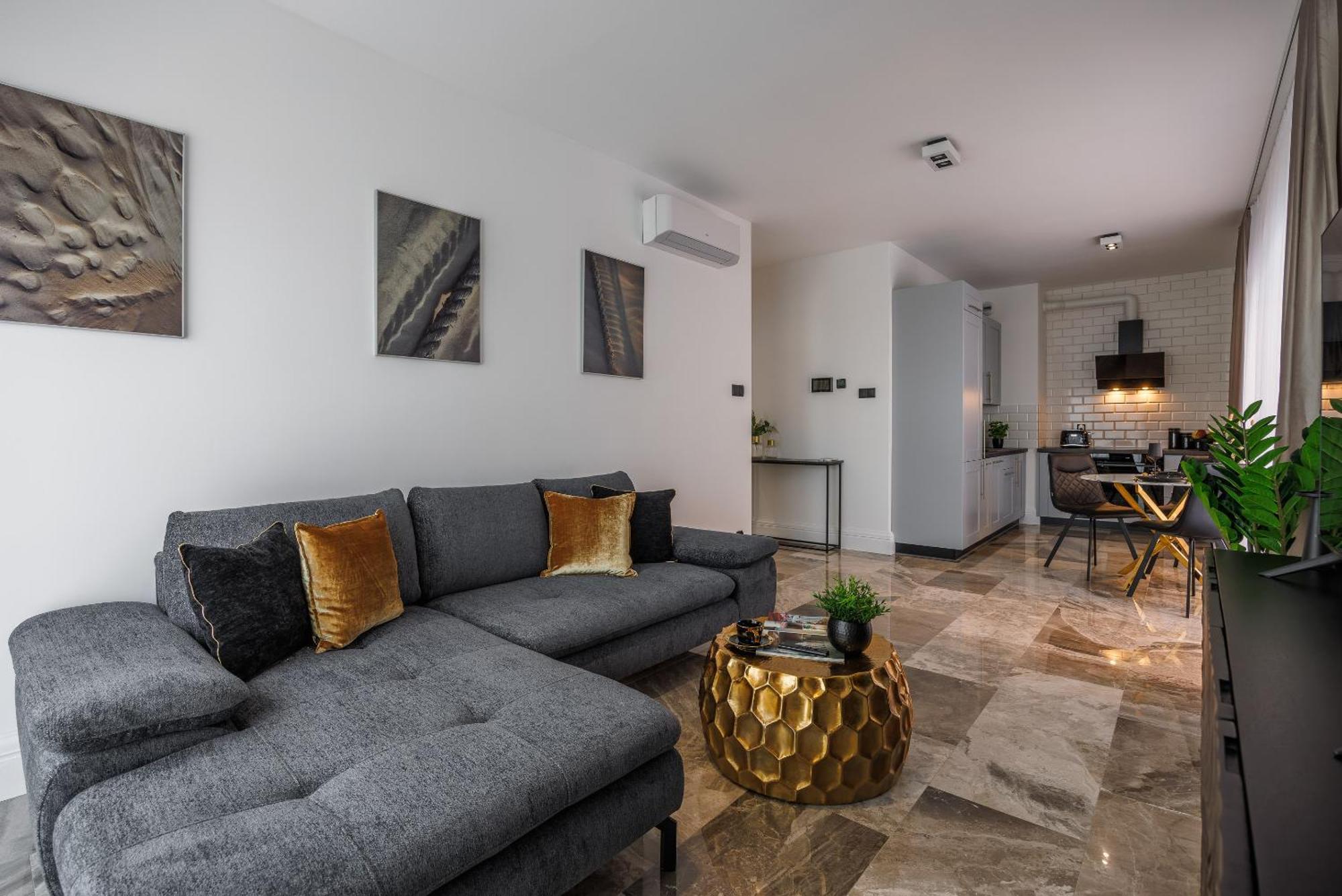 Emihouse Riverside Premium Apartments & Free Parking เชชูฟ ภายนอก รูปภาพ