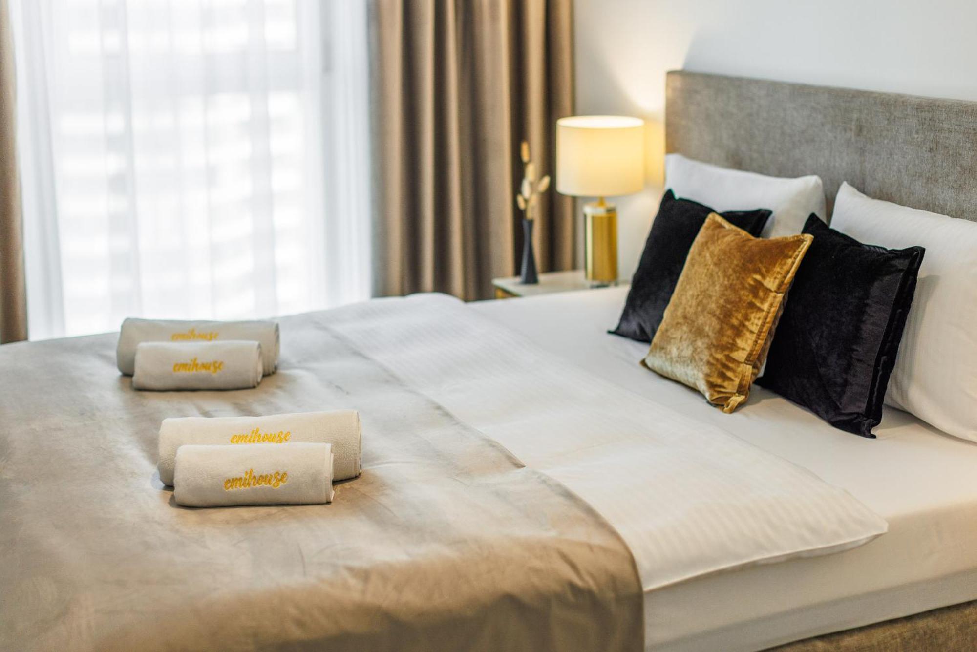 Emihouse Riverside Premium Apartments & Free Parking เชชูฟ ภายนอก รูปภาพ