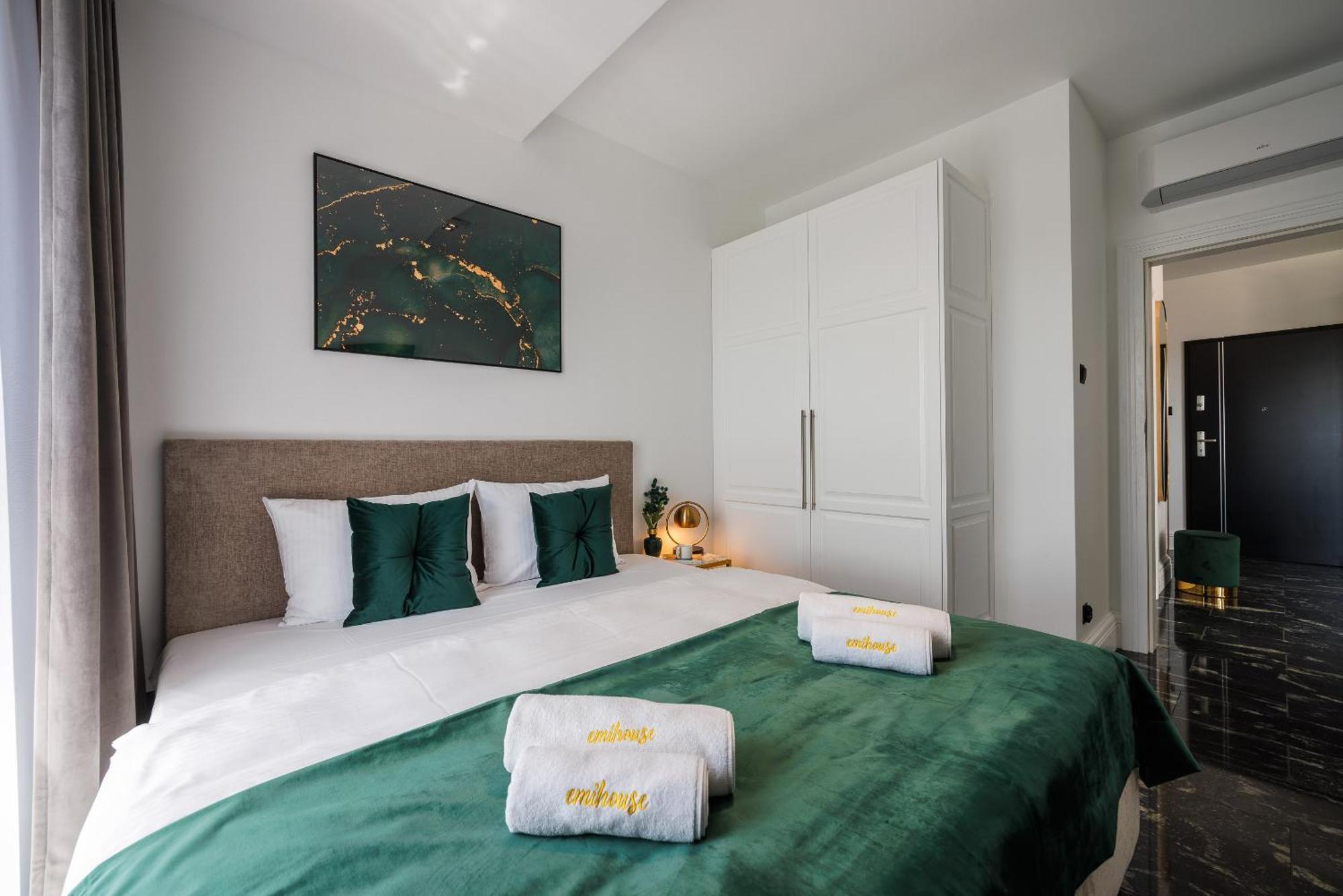 Emihouse Riverside Premium Apartments & Free Parking เชชูฟ ภายนอก รูปภาพ